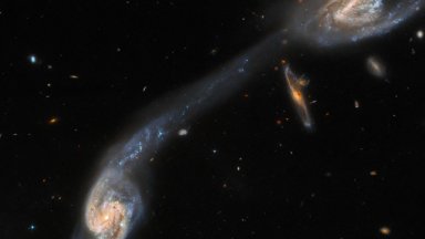 "Хъбъл" засне смесващи се галактики