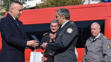 Пожарникарят Върбан Петков, спасителят от влака край Каспичан,  взе награди (снимки)