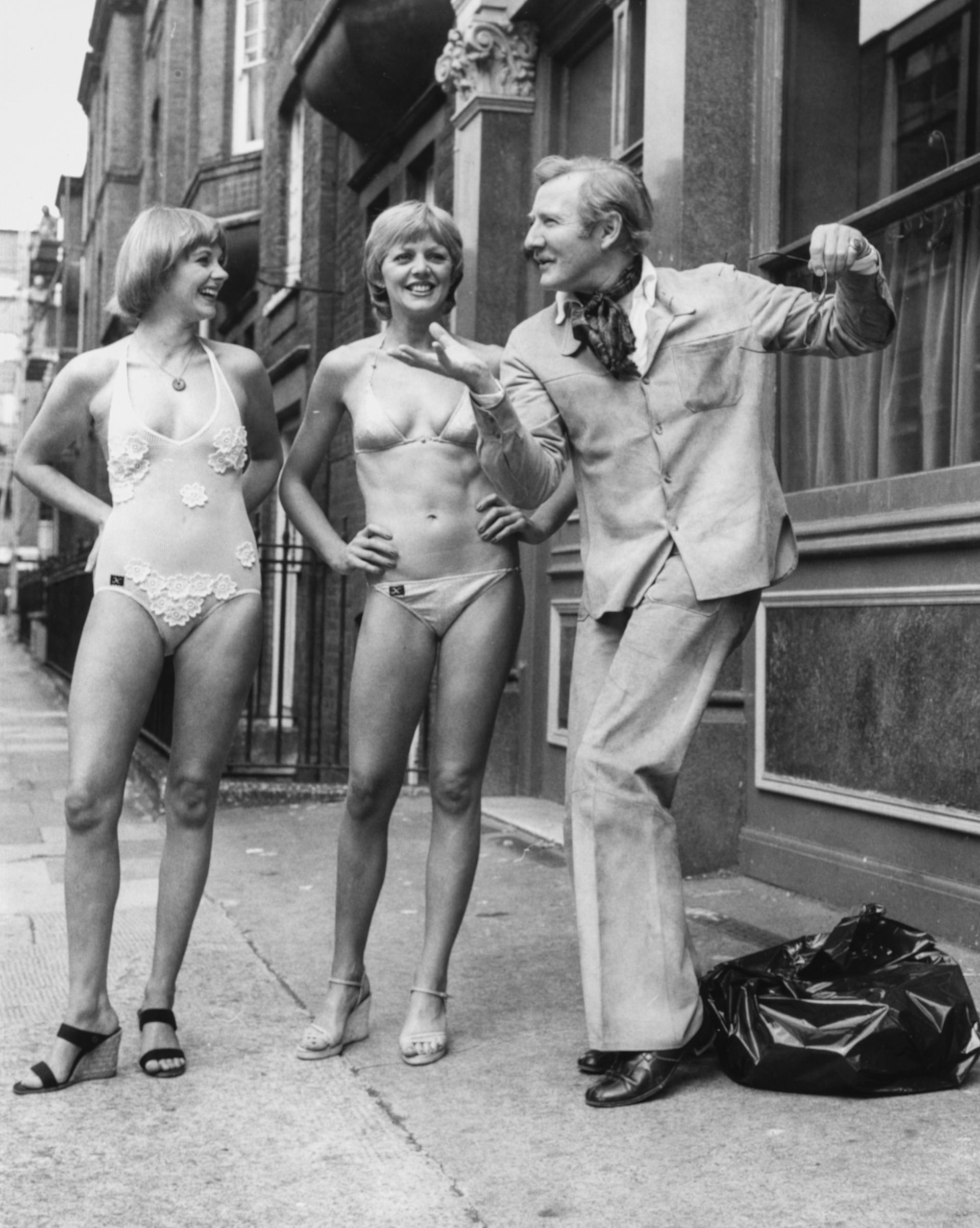 С Анджела Скоулар (вляво) и Карол Хокинс, се закачат на улицата, за да популяризират комедийното шоу „Sextet“ в "Criterion Theatre" в Лондон през 1977 г.