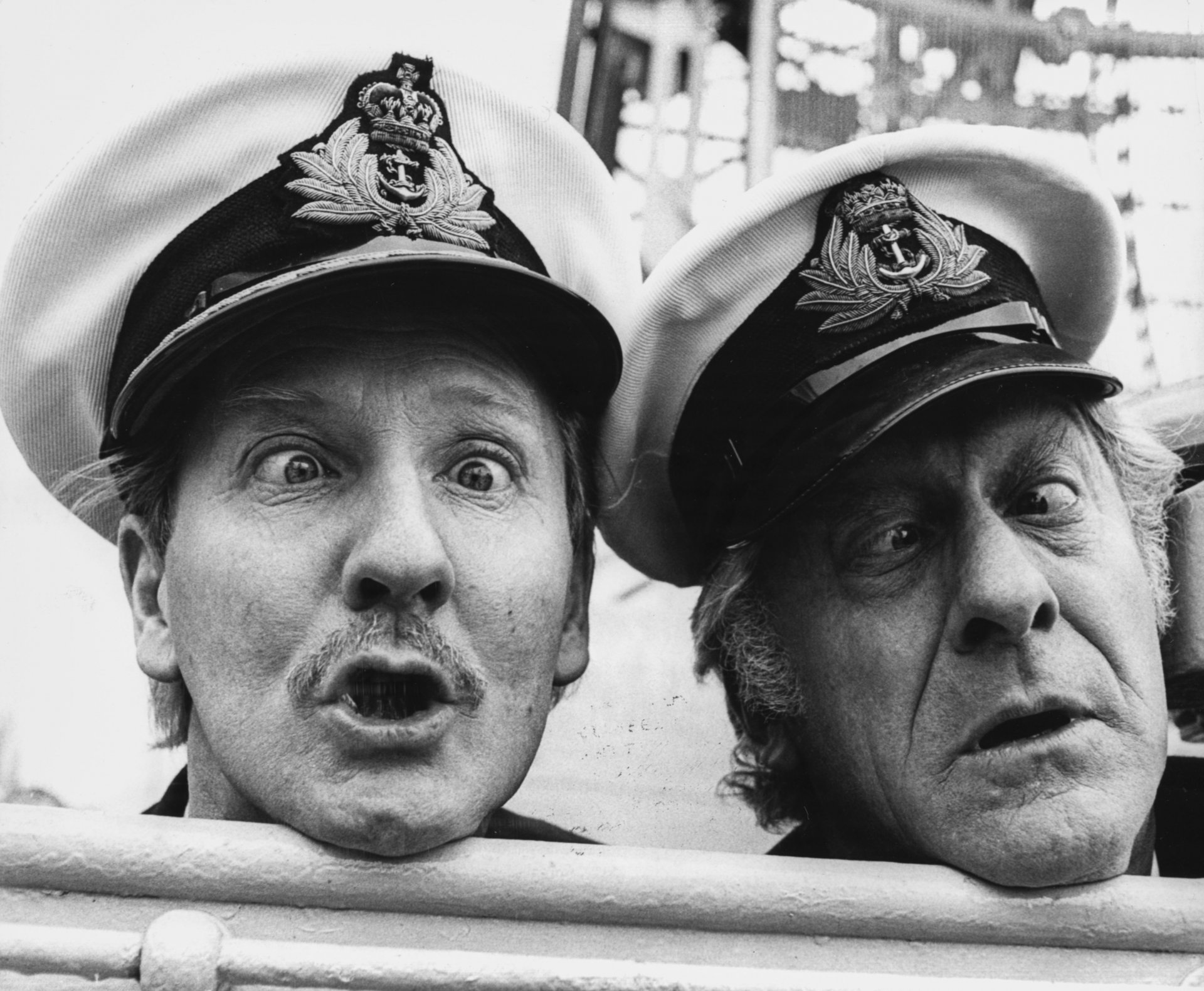 С колегата си Джон Пъртуий промотират своето радио шоу на BBC „Navy Lark“ през 1969 г. 