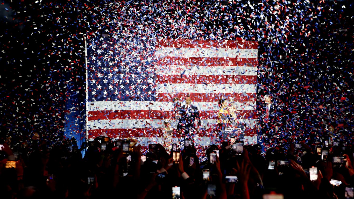 Изборите в САЩ – между карнавал, парти и футболен мач (снимки)