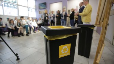 Три столични училища получиха първите съдове за разделно събиране на