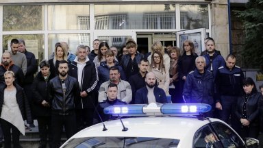 С едноминутно мълчание и включени сирени служителите на Министерството на