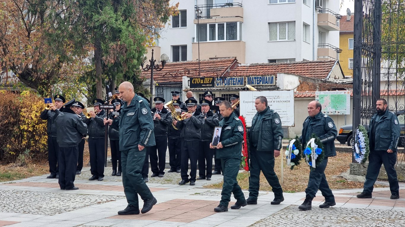 С почести и в униформа изпратиха в последния му път граничния полицай Петър Бъчваров (снимки)