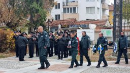 С почести и в униформа изпратиха в последния му път граничния полицай Петър Бъчваров (снимки)
