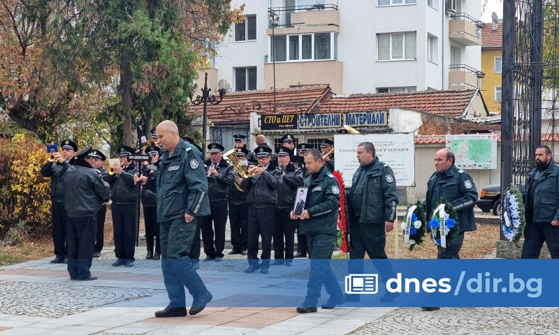 Много близки, приятели и колеги на убития край границата младши