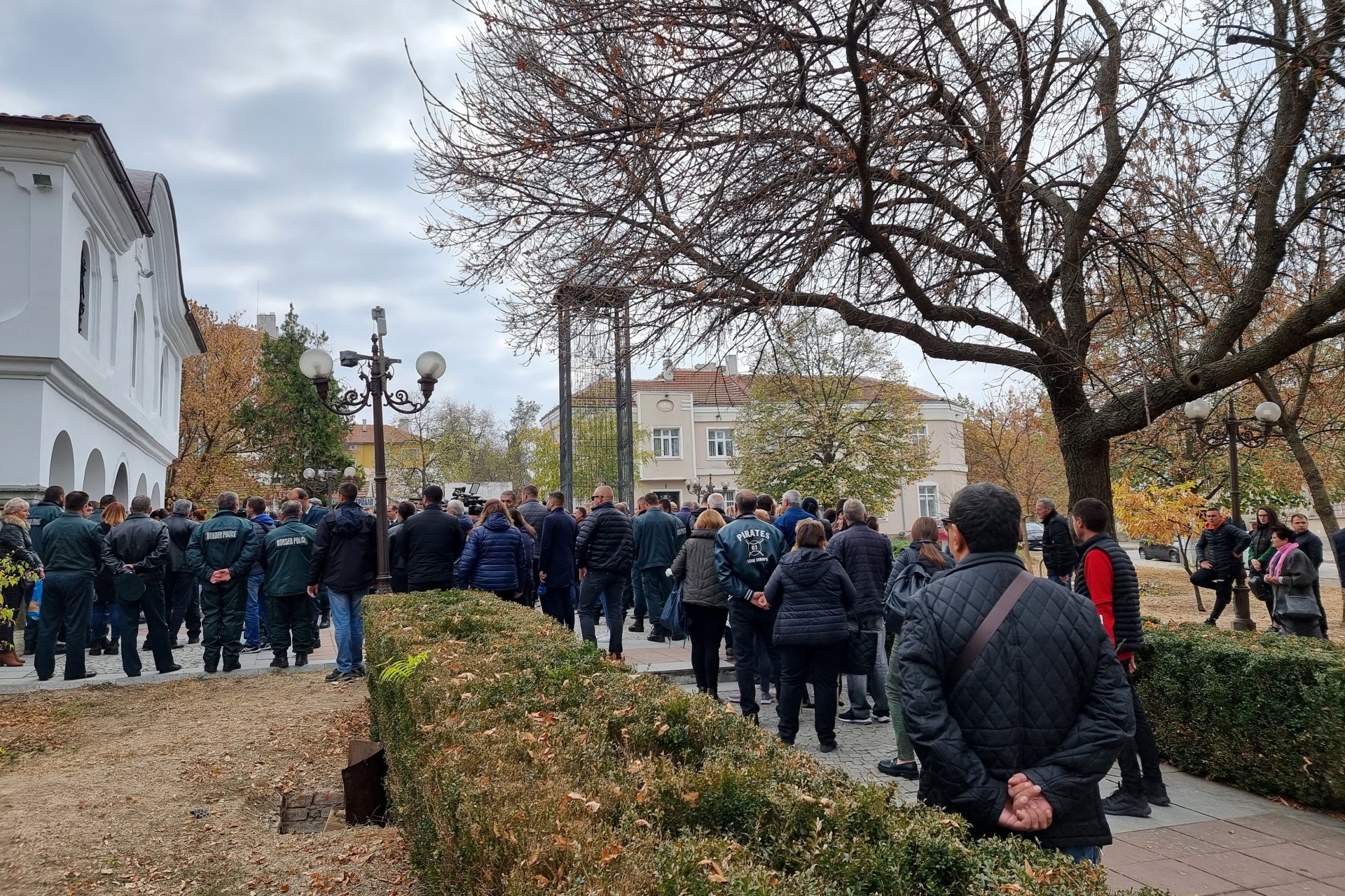 Пред храм "Св. Димитрий" в Елхово е поклонението пред тленните останки на убития на 7 ноември при изпълнение на служебните си задължение 32-годишен граничен полицай Петър Бъчваров. 