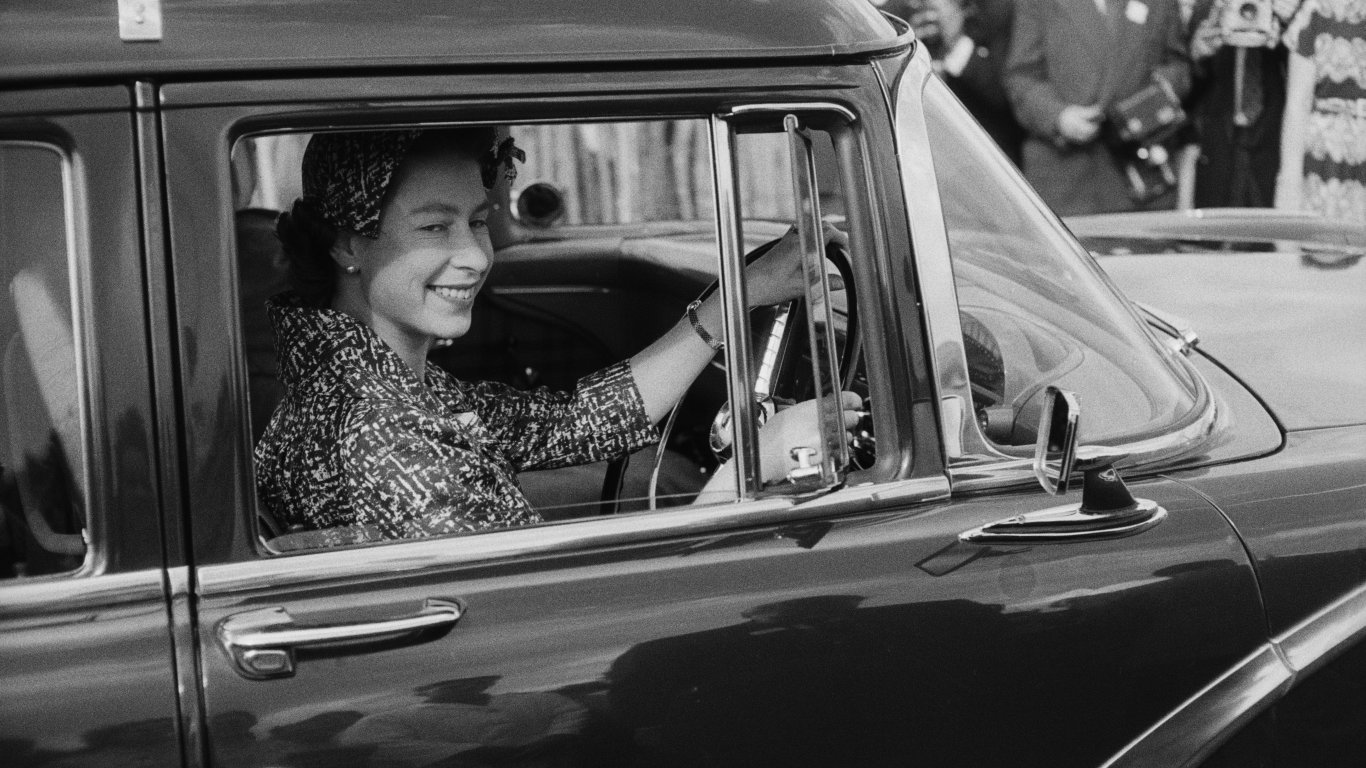 Шофьорската книжка на кралица Елизабет Втора беше продадена на търг