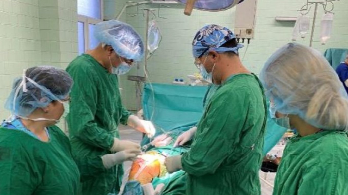 Мега протеза изправи на крака 71-годишен мъж след рядка операция в ИСУЛ