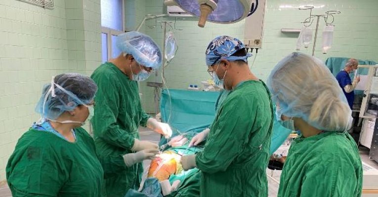 Проф. д-р Пламен Кинов по време на операцията.