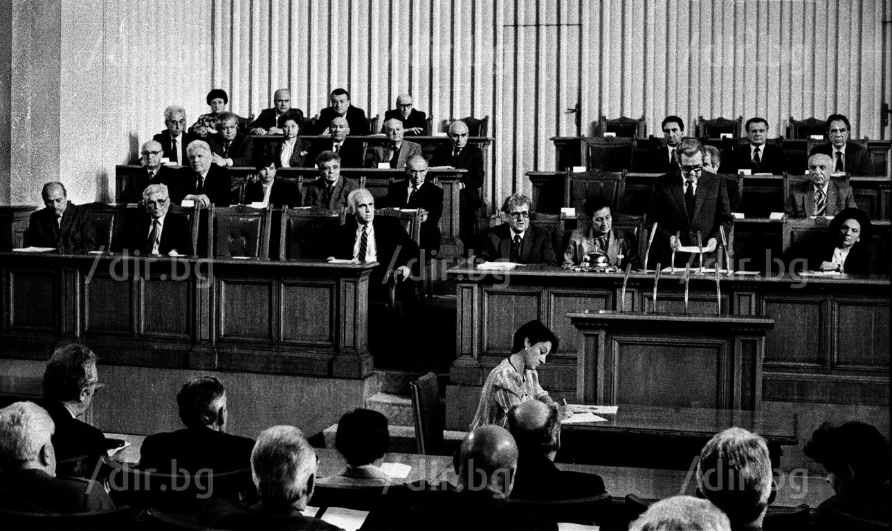  17 ноември 1989 година - ръководителят на Народно събрание Станко Тодоров чете първа точна от дневния ред на Народното събрание - събаряне на Тодор Живков от поста ръководител на Държавния съвет 