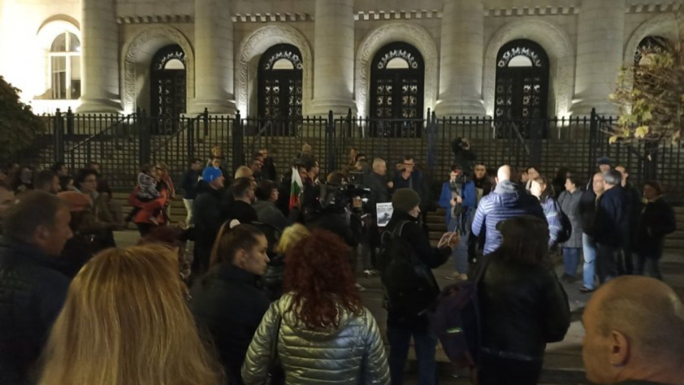 Протест в подкрепа на Иванчева в София, адвокатът ѝ Хаджигенов също поиска помилване