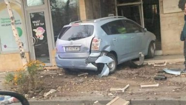Лек автомобил се заби във входа на жилищна кооперация след
