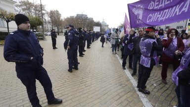 Пред парламента се провежда протест под мотото За повишаване на