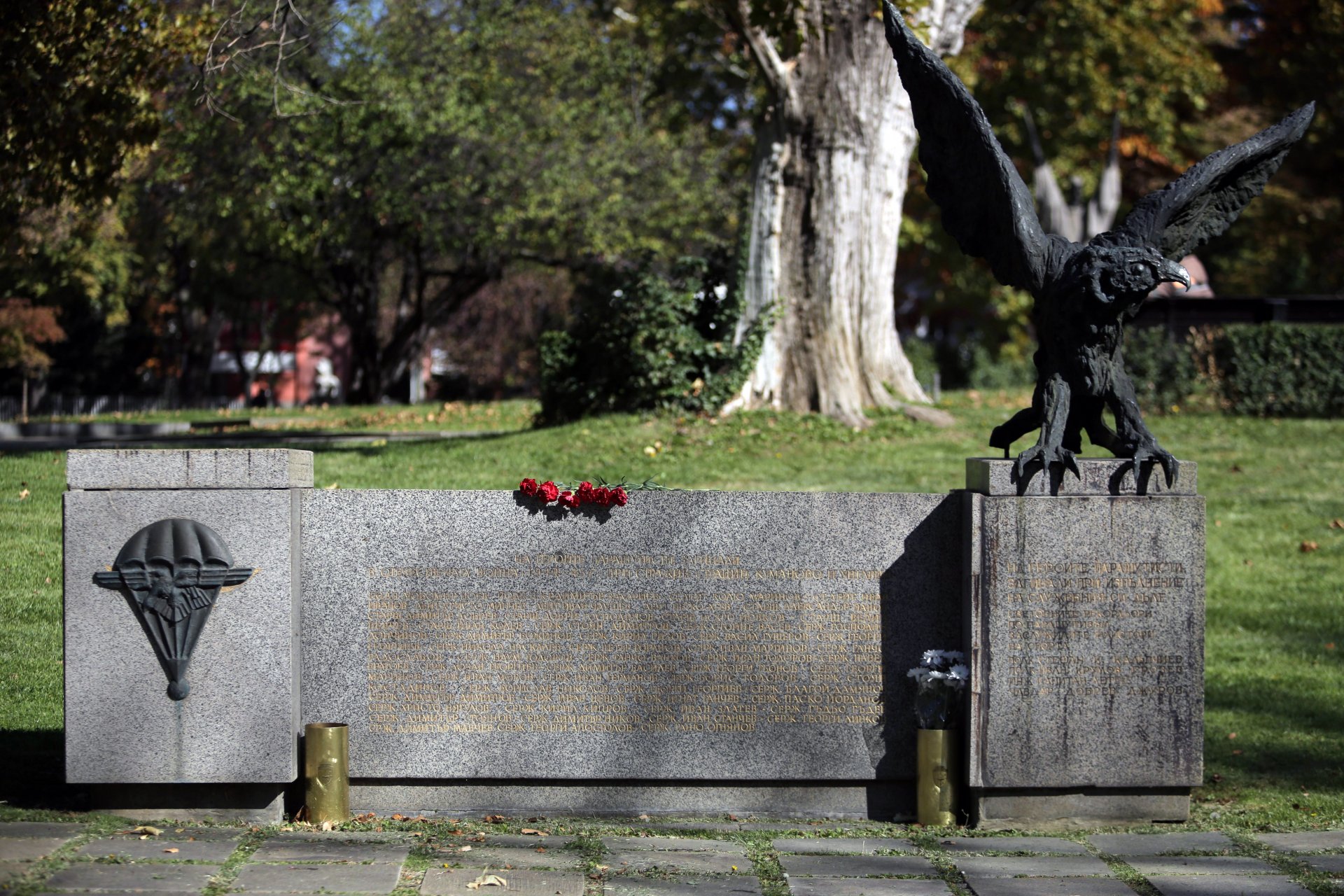 Паметник на българските парашутисти, загинали при изпълнение на дълга си, намира се на бул. Руски, между Народното събрание и Софийски университет