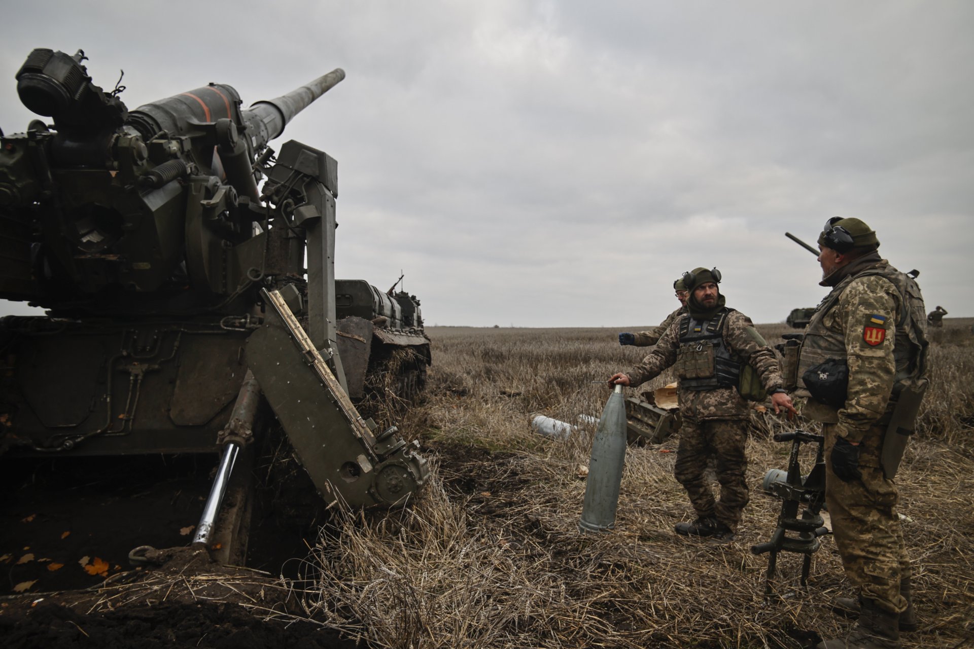 Украйна изстрелва между 6000 и 7000 артилерийски снаряда на ден, което е около една трета от изстрелваните от Русия
