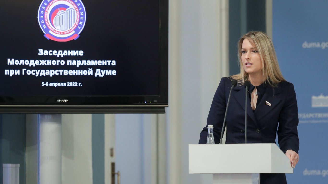 Яна Лантарова е с политически амбиции от 2010 г., когато е на 22 години