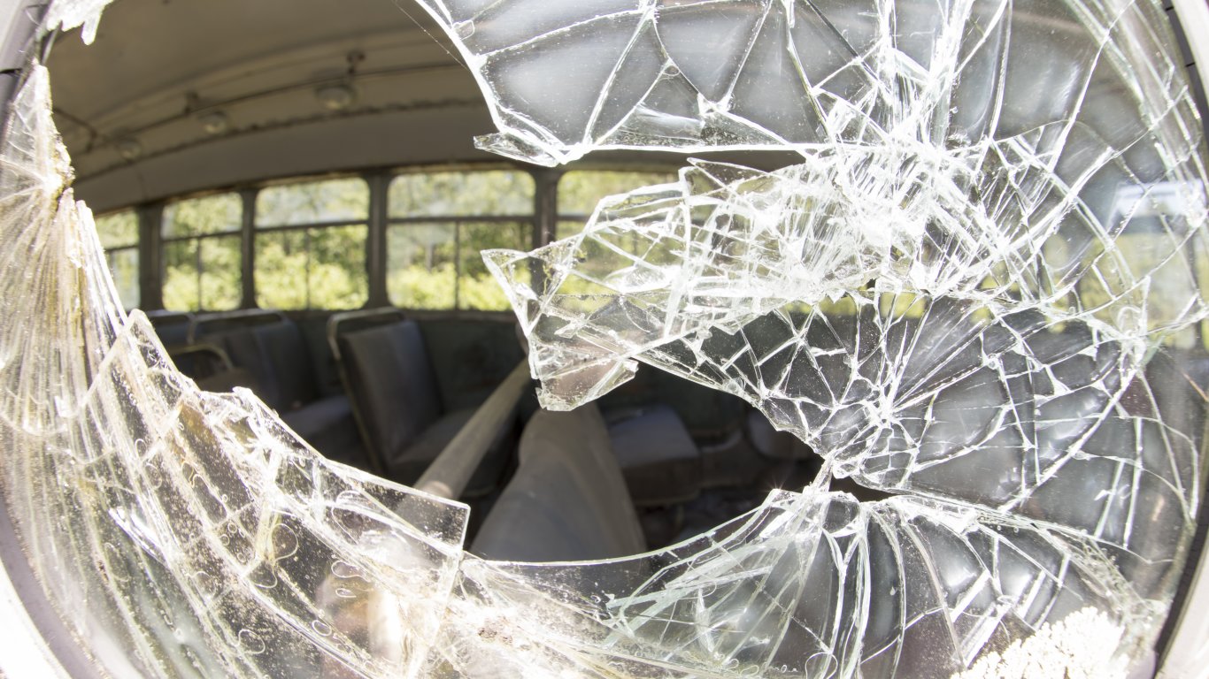 57-годишен криминално проявен счупи врата на автобус на градския транспорт