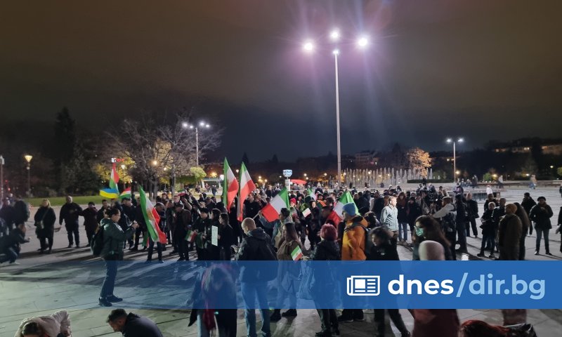Десетки граждани се събраха на мирен протест пред НДК в