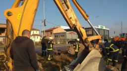 Спасиха пловдивчанин, останал заклещен цяла нощ в тръба (снимки)