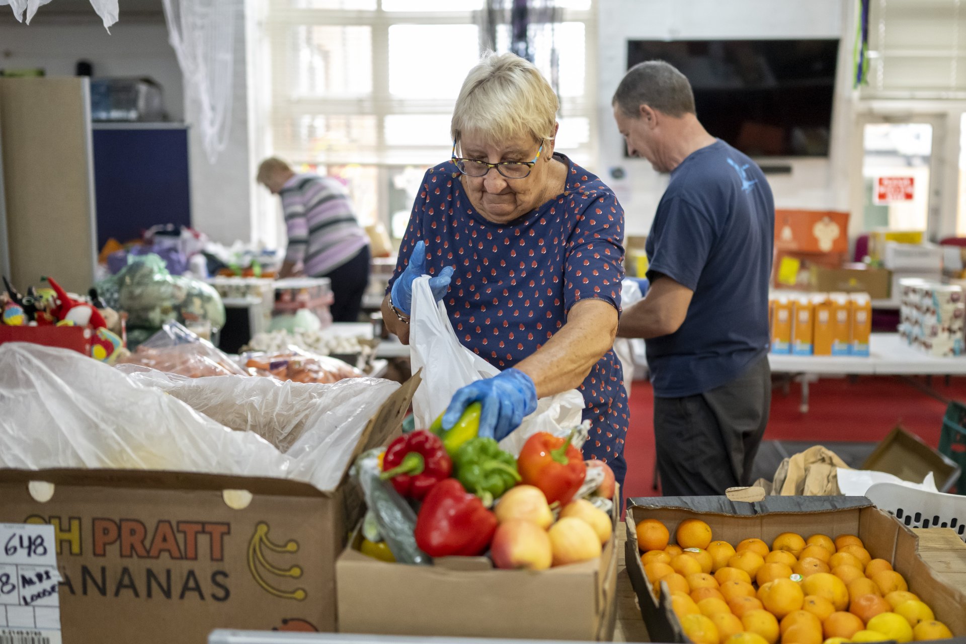 Доброволци сортират храна в пакети с храна в благотворителната организация на общността Rumney Forum на 8 ноември 2022 г. в Кардиф, Обединеното кралство. 