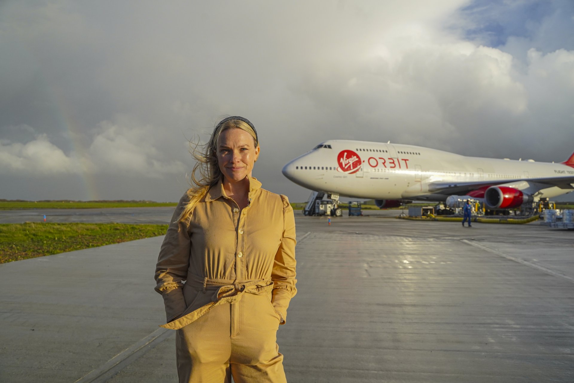 Това е Мелиса Торп - ръководител на космодрума Корнуол, която позира пред Cosmic Girl -  модифицирания Boeing 747. 
