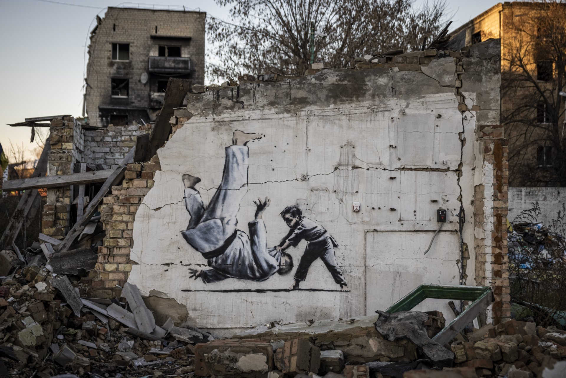 Графити на дете, повалящо мъж в Украйна