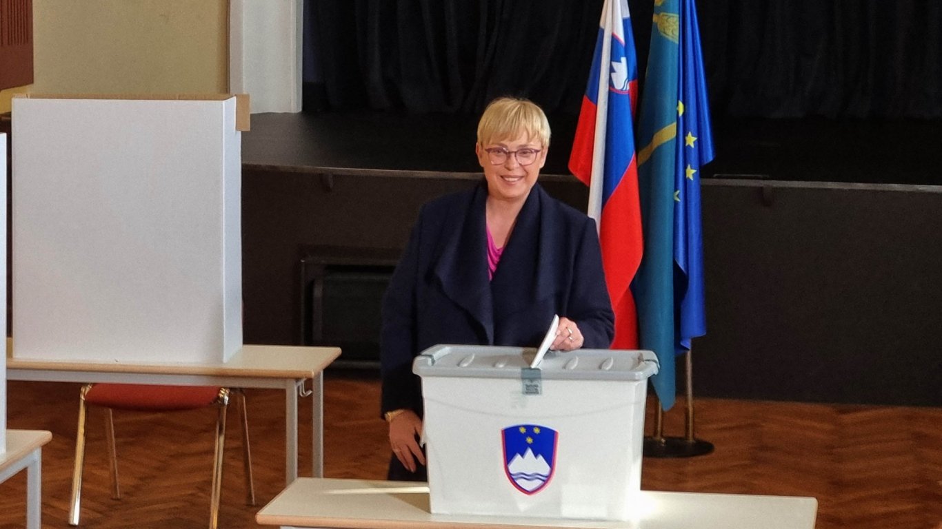 Адвокатката на Мелания Тръмп води в президентската надпревара в Словения 