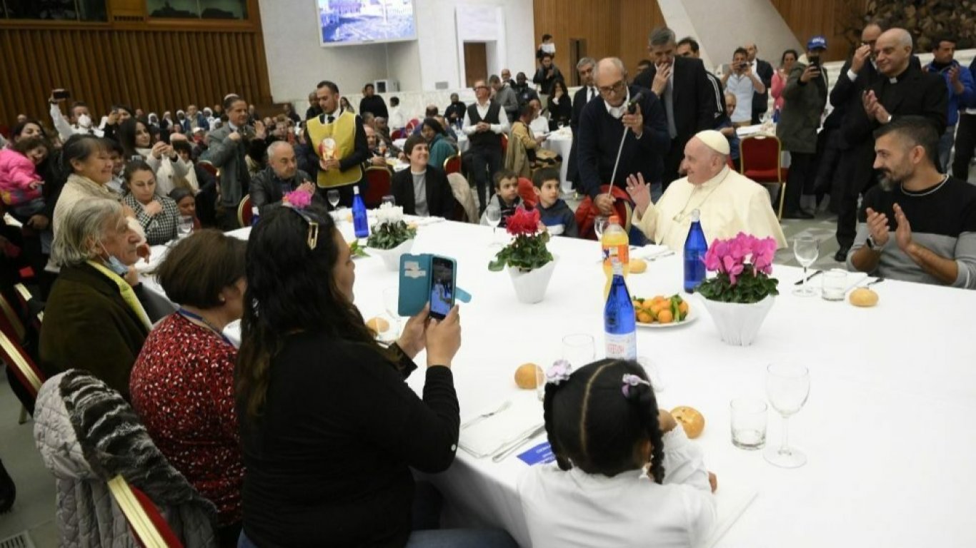 Папа Франциск прие на обяд в залата за конференции на Ватикана 1300 бедни и бездомни хора