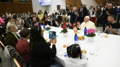Папа Франциск прие на обяд в залата за конференции на