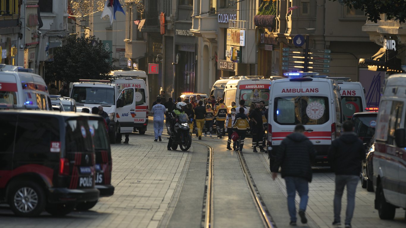 Камери за наблюдение показват как е оставена бомбата в центъра на Истанбул (видео)