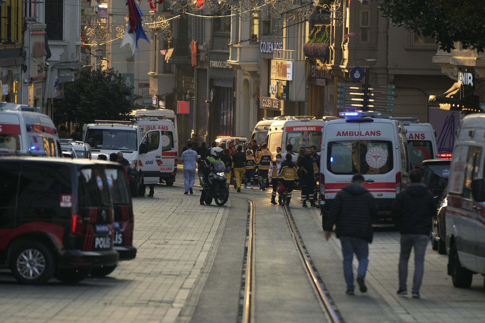 Полиция на мястото на взрива в Истанбул