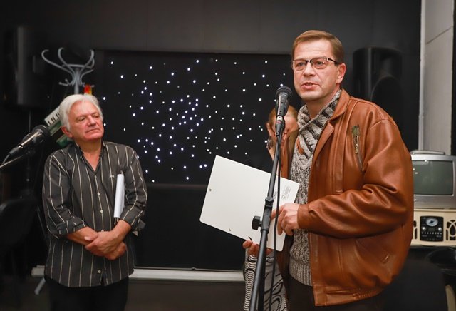  Валентин Дишев от Радио Благоевград получи наградата във връзка своята 60-годишнина и за поддръжката на българската литература в предаването му 