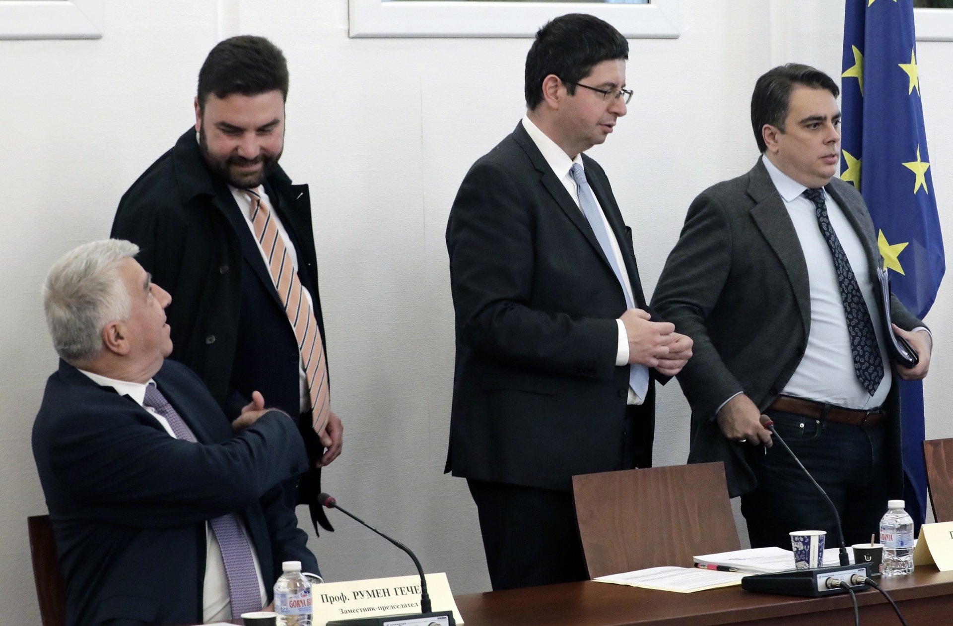 Заседание на бюджетната комисия: Румен Гечев, Аркади Шарков - икономист, съветник в МЗ, Петър Чобанов, председател на комисията, и Асен Василев