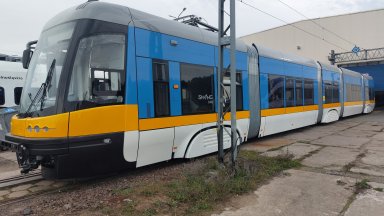 Първият от поръчаните нови трамваи вече пътува към София (снимки)