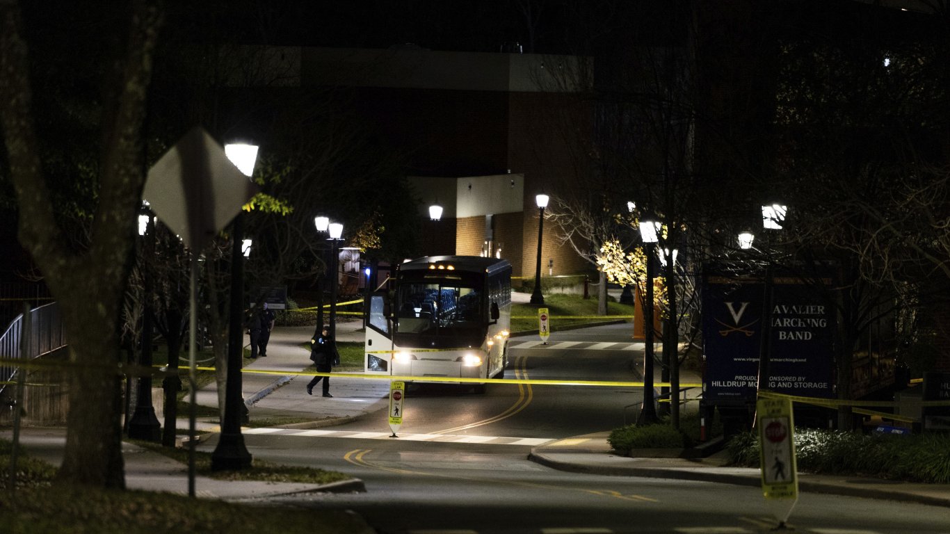 Студент откри стрелба в Университета на Вирджиния, има загинали и ранени (снимки)