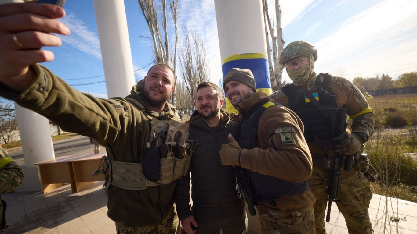 Зеленски отиде в Херсон за вдигането на украинското знаме, награди заслужили бойци