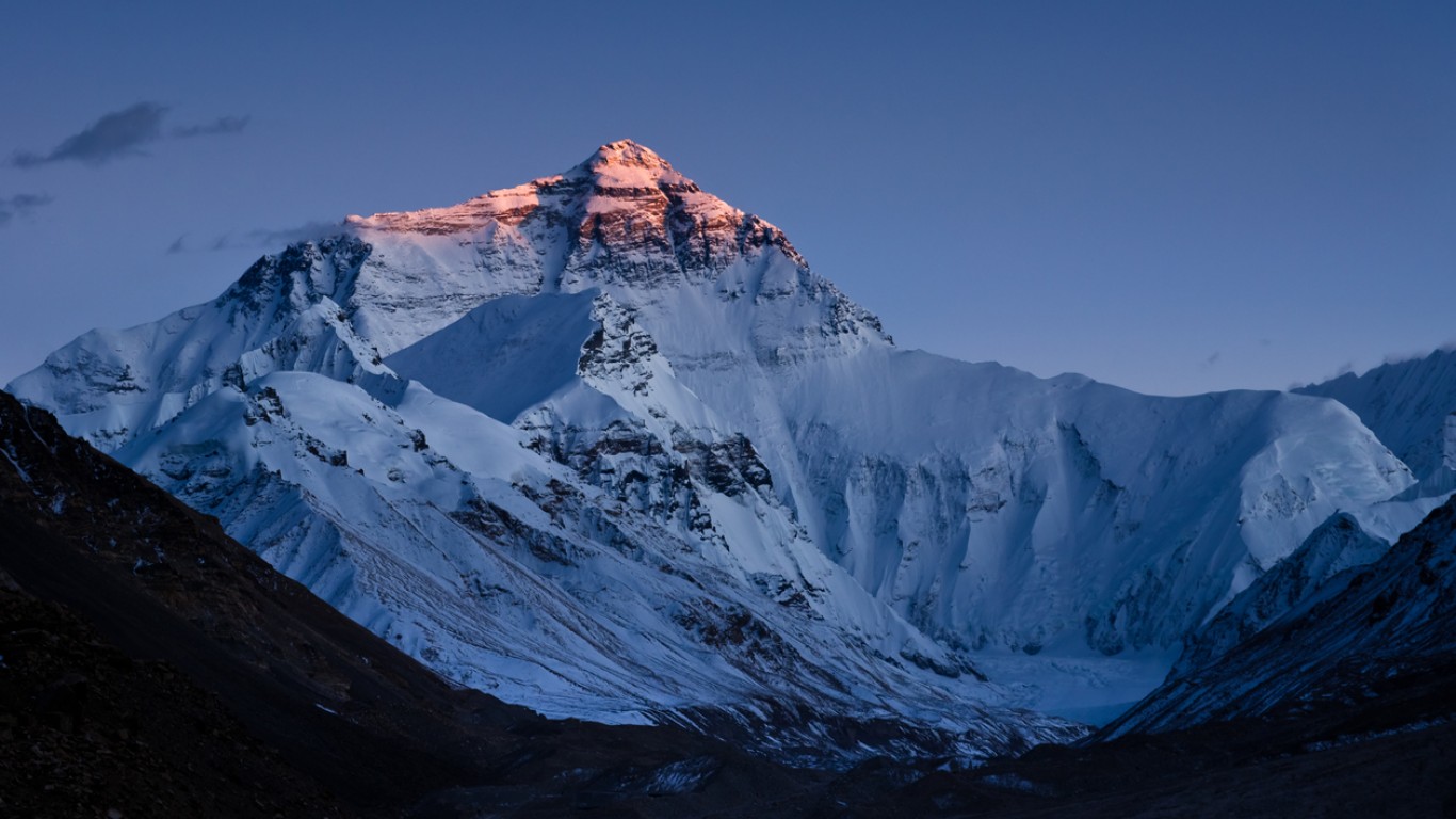 Хеликоптер с чужди туристи се разби край Еверест