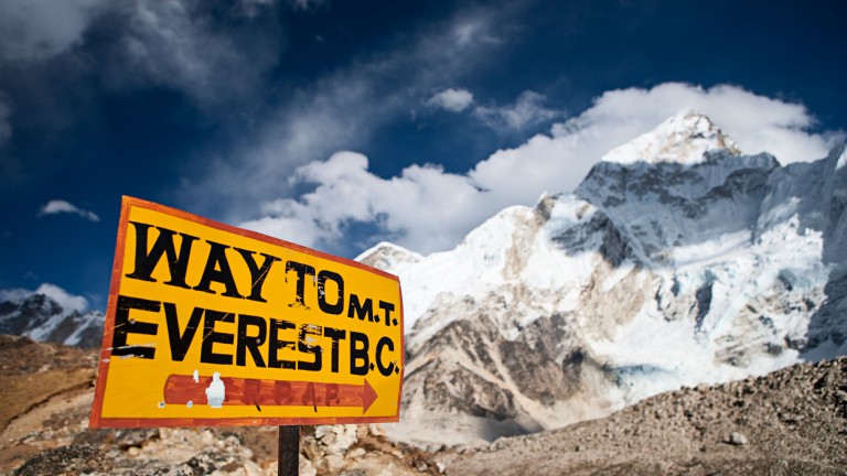 Гробище на покрива на света: На  Еверест броят трупове, но "зоната на смъртта"  привлича стотици
