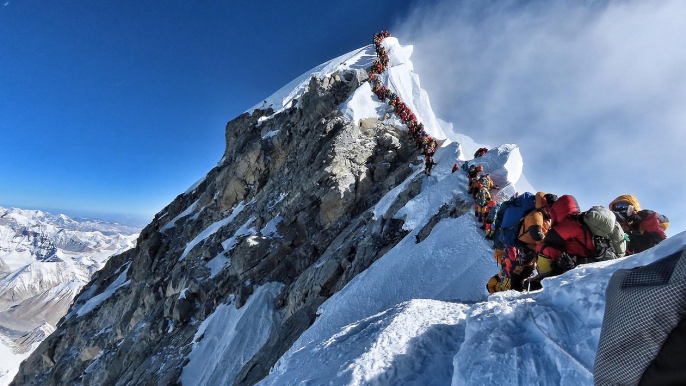 Шерпа постави рекорд -  изкачи Еверест за 27-ми път
