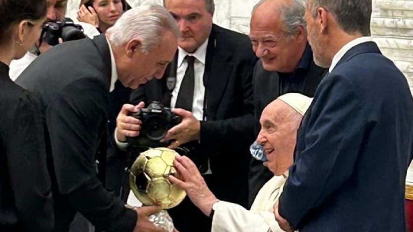Стоичков подари "Златна топка" на Папа Франциск и открадна шоуто на терена (видео)