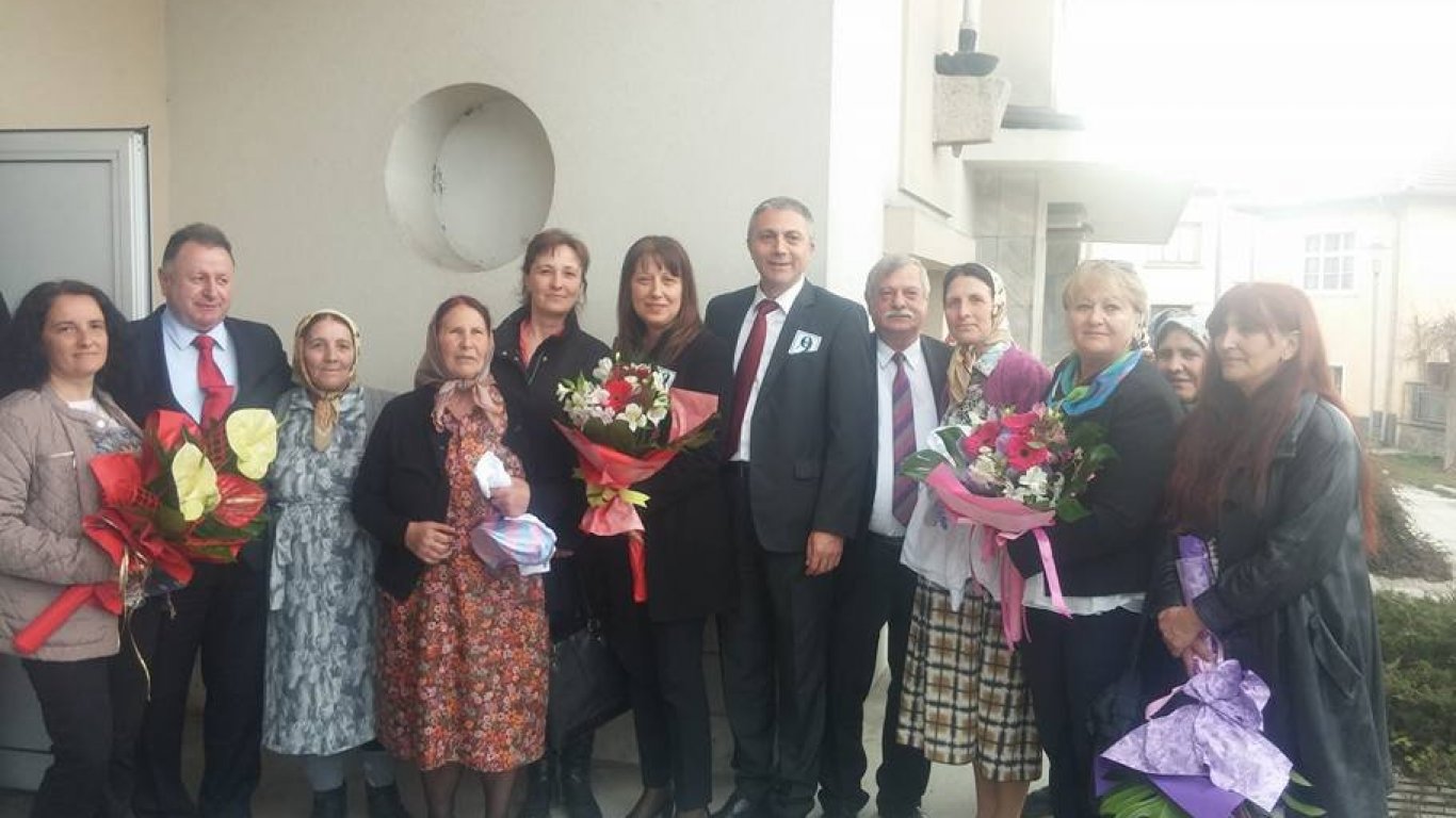 Нуредин Кафелов заедно с лидера на ДПС Мустафа Карадайъ, Филиз Хюсменова и симпатизанти на партията по време на предизборния лъч в Благоевградско