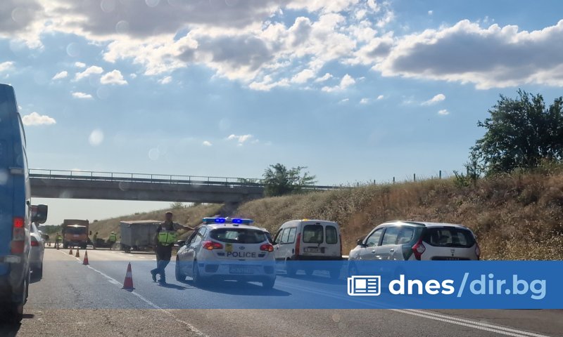 Шофьор е блъснал патрулка на АМ Тракия, докато полицаите помагали