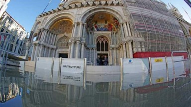 Венецианската базилика  Сан Марко остава суха за първи път благодарение на нови защитни стъклени прегради