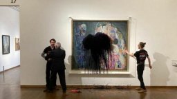 Активисти заляха с черна боя картина на Густав Климт в музей във Виена