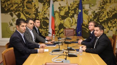 Представители на Продължаваме промяната и Възраждане седнаха на една маса