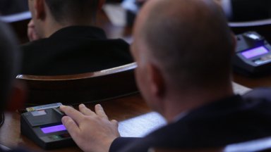 Парламентът създаде временна комисия която да се занимае с недостига