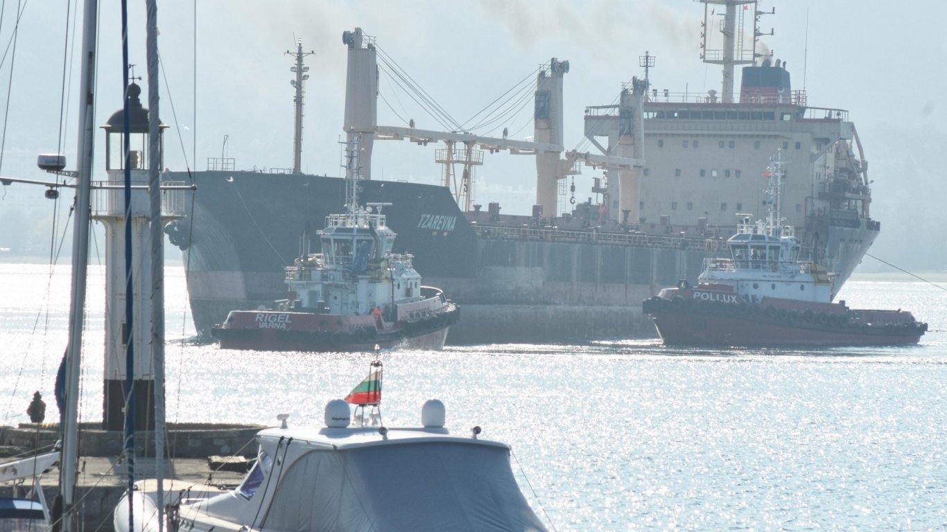 След 9 месеца в Мариупол корабът "Царевна" акостира във Варна