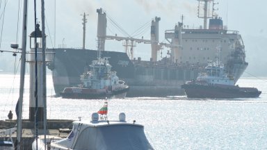 След 9 месечно задържане в пристанището в Мариупол Украйна корабът Царевна