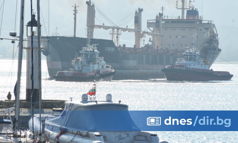След 9-месечно задържане в пристанището в Мариупол, Украйна, корабът Царевна,